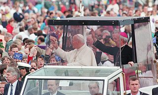 Der Papst im Papamobil in der Senne. Mit blauen Fähnchen (Totus tuus/Ganz dein) winken die Gläubigen ihm und Erzbischof Johannes Joachim Degenhardt zu. - Reinhard Rohlf Der Papst im Papamobil in der Senne. Mit blauen Fähnchen (Totus tuus/Ganz dein) winken die Gläubigen ihm und Erzbischof Johannes Joachim Degenhardt zu. - Reinhard Rohlf