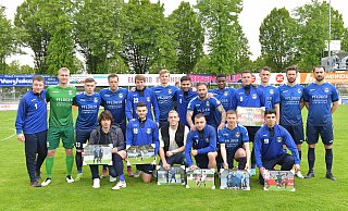 Abschiedsstimmung: Vor dem Anpfiff des Heimspiels gegen den 1. FC Köln II (1:1) posierte die Mannschaft des SC Wiedenbrück noch einmal mit den Spielern, die den Verein am Saisonende verlassen und vom Vorstand mit einem gerahmten Foto bedacht wurden. - Jens Dünhölter Abschiedsstimmung: Vor dem Anpfiff des Heimspiels gegen den 1. FC Köln II (1:1) posierte die Mannschaft des SC Wiedenbrück noch einmal mit den Spielern, die den Verein am Saisonende verlassen und vom Vorstand mit einem gerahmten Foto bedacht wurden. - Jens Dünhölter