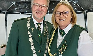 Bernd Guszausky und seine Frau Britta sind als König und Königin die Regenten der Oetinghauser Schützen im Jubiläumsjahr zum 100-jährigen Bestehen des Vereins. - Schützen Oetinghausen Bernd Guszausky und seine Frau Britta sind als König und Königin die Regenten der Oetinghauser Schützen im Jubiläumsjahr zum 100-jährigen Bestehen des Vereins. - Schützen Oetinghausen