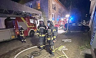 Unter Atemschutz durchsuchten die Feuerwehrleute das Gebäude an der Lichtenauer Glockenstraße nach weiteren Bewohnern. - Feuerwehr Lichtenau Unter Atemschutz durchsuchten die Feuerwehrleute das Gebäude an der Lichtenauer Glockenstraße nach weiteren Bewohnern. - Feuerwehr Lichtenau