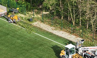 Vorbereitung für die Bergung einer Weltkriegsbombe am Hunnebrocker Sportplatz. - Gerald Dunkel Vorbereitung für die Bergung einer Weltkriegsbombe am Hunnebrocker Sportplatz. - Gerald Dunkel