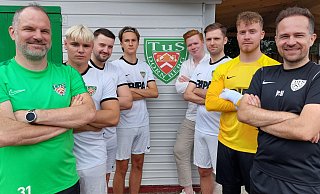Co-Trainer Michael Zozmann (v.l.), Max Bartels, Julian Stühmeier, Elias Morgenroth, sportlicher Leiter Simon Kerker, Boris Glaveski, Lennard Kuck, Cheftrainer Jens Horstmann - Nicole Bentrup Co-Trainer Michael Zozmann (v.l.), Max Bartels, Julian Stühmeier, Elias Morgenroth, sportlicher Leiter Simon Kerker, Boris Glaveski, Lennard Kuck, Cheftrainer Jens Horstmann - Nicole Bentrup