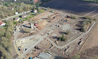LGS-Baustelle von oben: Das Verwaltungsgericht befasste sich auch mit der Frage, ob es in Corvey zu einem Baustopp kommt. All das ist nun vom Tisch, Stadt und die Initiative "Grün statt Grau" haben sich verständigt. - Thomas Kube LGS-Baustelle von oben: Das Verwaltungsgericht befasste sich auch mit der Frage, ob es in Corvey zu einem Baustopp kommt. All das ist nun vom Tisch, Stadt und die Initiative "Grün statt Grau" haben sich verständigt. - Thomas Kube