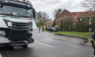 Beim Zusammenstoß zwischen einem Auto und einem Lkw wurde mindestens eine Person leicht verletzt. - MT-Foto: Janina Schrader Beim Zusammenstoß zwischen einem Auto und einem Lkw wurde mindestens eine Person leicht verletzt. - MT-Foto: Janina Schrader