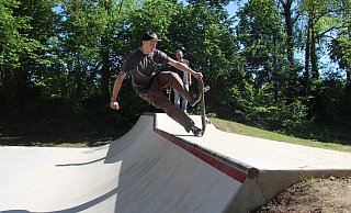 Rasante Action im neuen Skatepark in der Warburger Diemelaue. - Burkhard Battran Rasante Action im neuen Skatepark in der Warburger Diemelaue. - Burkhard Battran