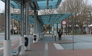 Normalerweise reihen sich morgens hier Busse an Busse, herrscht viel Trubel. Heute ist der Zentrale Busbahnhof verwaist. - Claus Frickemeier Normalerweise reihen sich morgens hier Busse an Busse, herrscht viel Trubel. Heute ist der Zentrale Busbahnhof verwaist. - Claus Frickemeier