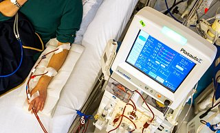 Seit der Behandlung mit dem falschen Medikament muss der Patient regelmäßig zur Blutwäsche (Dialyse). (Symbolfoto). - picture alliance / dpa Seit der Behandlung mit dem falschen Medikament muss der Patient regelmäßig zur Blutwäsche (Dialyse). (Symbolfoto). - picture alliance / dpa
