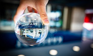 Blick in die Glaskugel: Was wird aus Karstadt? Und was ist dort stattdessen vorstellbar? Die Bielefelder haben viele kreative Ideen. - Mike-Dennis Müller / www.mdm.photo Blick in die Glaskugel: Was wird aus Karstadt? Und was ist dort stattdessen vorstellbar? Die Bielefelder haben viele kreative Ideen. - Mike-Dennis Müller / www.mdm.photo