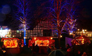 Der Weihnachtsmarkt in Levern zieht auch viele Menschen aus der Umgebung an, die von der besonderen Stimmung schwärmen. - Sonja Vollmer Der Weihnachtsmarkt in Levern zieht auch viele Menschen aus der Umgebung an, die von der besonderen Stimmung schwärmen. - Sonja Vollmer