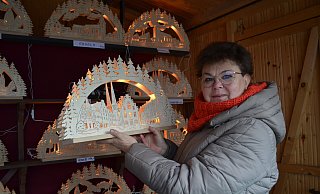 Helga Frewert verkauft seit mehereren Jahren ihre Lichterbögen mit Stadtmotiven auf dem Weihnachtsmarkt in Höxter - besonders beliebt: der Marktplatz von Brakel. - Nicole Fischer Helga Frewert verkauft seit mehereren Jahren ihre Lichterbögen mit Stadtmotiven auf dem Weihnachtsmarkt in Höxter - besonders beliebt: der Marktplatz von Brakel. - Nicole Fischer