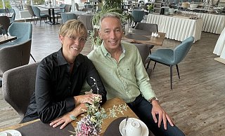 Andrea und Lothar Finkemeyer vom BüCafé haben sorgenreiche Zeiten hinter sich. Nun geht es weiter im Café-Restaurant mit modernen neuen Tischen und Stühlen. - Natalie Gottwald Andrea und Lothar Finkemeyer vom BüCafé haben sorgenreiche Zeiten hinter sich. Nun geht es weiter im Café-Restaurant mit modernen neuen Tischen und Stühlen. - Natalie Gottwald