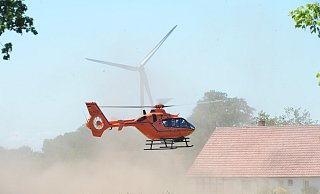 Wird ein Mensch bei einem Unglück schwer oder lebensgefährlich verletzt, wird von den Einsatzkräften oft ein Rettungshubschrauber angefordert. - Symboldbild Joern Spreen-Ledebur Wird ein Mensch bei einem Unglück schwer oder lebensgefährlich verletzt, wird von den Einsatzkräften oft ein Rettungshubschrauber angefordert. - Symboldbild Joern Spreen-Ledebur