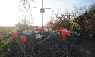 Mehrere Menschen hatten Kerzen und Andenken an dem Ort aufgestellt, wo die Frau gefunden wurde. - (Archivbild): Joern Spreen-Ledebur Mehrere Menschen hatten Kerzen und Andenken an dem Ort aufgestellt, wo die Frau gefunden wurde. - (Archivbild): Joern Spreen-Ledebur