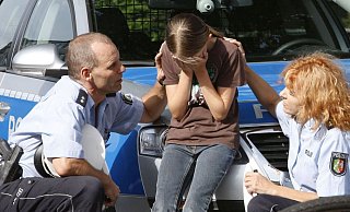 Polizisten kümmerten sich nach dem Unfall um das Mädchen. - Symbolfoto: Polizei / Jochen Tack Polizisten kümmerten sich nach dem Unfall um das Mädchen. - Symbolfoto: Polizei / Jochen Tack