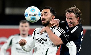 Schalkes Kapitän Kenan Karaman (l.) setzte sich beim 1:2 gegen Felix Götze durch und traf auch zum 2:3. - David Inderlied/dpa Schalkes Kapitän Kenan Karaman (l.) setzte sich beim 1:2 gegen Felix Götze durch und traf auch zum 2:3. - David Inderlied/dpa