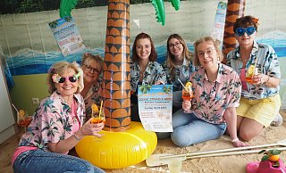 Auf einer heißen närrischen Welle wollen Conny Peine (v. l.), Lisa Rose-Meier, Miriam Scholle, Johanna Kunstein, Birgit Peine und Jutta Nagel durch den Nieheimer Frauenkarneval paddeln. - Josef Köhne Auf einer heißen närrischen Welle wollen Conny Peine (v. l.), Lisa Rose-Meier, Miriam Scholle, Johanna Kunstein, Birgit Peine und Jutta Nagel durch den Nieheimer Frauenkarneval paddeln. - Josef Köhne