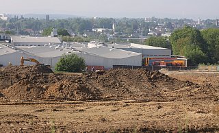 Die Erdarbeiten sind Teil der Baumaßnahmen für den neuen Leergutplatz der Herforder Brauerei. - Björn Kenter Die Erdarbeiten sind Teil der Baumaßnahmen für den neuen Leergutplatz der Herforder Brauerei. - Björn Kenter