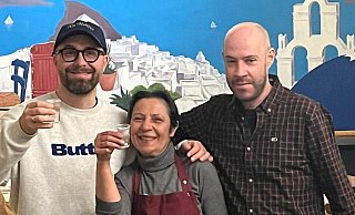 Popstar Mark Forster (l.) schnappt sich den Ouzo und stößt mit Maria Georgula und deren Sohn Joti in Marias Taverne in Künsebeck an. - Luisa Georgula Popstar Mark Forster (l.) schnappt sich den Ouzo und stößt mit Maria Georgula und deren Sohn Joti in Marias Taverne in Künsebeck an. - Luisa Georgula