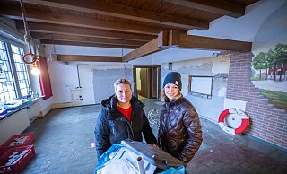 Karina Büscher (l.) ist das Herz schwer, das Familienhaus auszuräumen war keine leichte Aufgabe. Anja Westermann von Foodsharing freut sich hingegen über viele gute Gaben für ihre Organisation. - Sarah Jonek Fotografie Karina Büscher (l.) ist das Herz schwer, das Familienhaus auszuräumen war keine leichte Aufgabe. Anja Westermann von Foodsharing freut sich hingegen über viele gute Gaben für ihre Organisation. - Sarah Jonek Fotografie