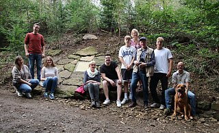 Die "Steinweg Nachbarschaft": Emma Dollmann (v.l.), Niko Rethemeier, Carolin Rethemeier, Gerda Seemann, Fabian Kleffmann, Willi Marold, Antje Marold, Hans-Jürgen Sundermeier, Paul Marold, Benjamin Marold und mit dabei Hund Romy. - Sevim Hangül Die "Steinweg Nachbarschaft": Emma Dollmann (v.l.), Niko Rethemeier, Carolin Rethemeier, Gerda Seemann, Fabian Kleffmann, Willi Marold, Antje Marold, Hans-Jürgen Sundermeier, Paul Marold, Benjamin Marold und mit dabei Hund Romy. - Sevim Hangül