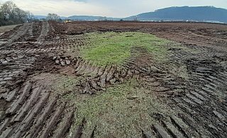 450 temporäre Parkplätze entstehen an der Corveyer Allee. Die Erdarbeiten haben bereits begonnen. 30 Zentimeter Schotter kommen obendrauf. - Simone Flörke 450 temporäre Parkplätze entstehen an der Corveyer Allee. Die Erdarbeiten haben bereits begonnen. 30 Zentimeter Schotter kommen obendrauf. - Simone Flörke