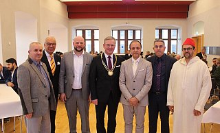 Imam Ismail Albayrak (v.l.), Emin Özel (Schura Paderborn), Aaron Langenfeld (Theologische Fakultät), Bürgermeister Michael Dreier, Abdul Ghafar Sahak (Schura Paderborn), Recep Alpan (Integrationsrat) und Imam Morad Tassamart gemeinsam mit den Gästen des Fastenbrechens im Rathaus. - Stadt Paderborn / Moritz Jülich Imam Ismail Albayrak (v.l.), Emin Özel (Schura Paderborn), Aaron Langenfeld (Theologische Fakultät), Bürgermeister Michael Dreier, Abdul Ghafar Sahak (Schura Paderborn), Recep Alpan (Integrationsrat) und Imam Morad Tassamart gemeinsam mit den Gästen des Fastenbrechens im Rathaus. - Stadt Paderborn / Moritz Jülich