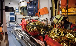 Der Fußgänger wurde schwer verletzt. Wie auf diesem Symbolfoto, musste der Mann mit dem Rettungswagen in die Klinik gefahren werden. - Symbolfoto: Felix Boche Der Fußgänger wurde schwer verletzt. Wie auf diesem Symbolfoto, musste der Mann mit dem Rettungswagen in die Klinik gefahren werden. - Symbolfoto: Felix Boche