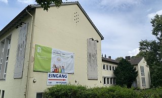 Ein großer bunter Banner weist die ehemalige Pestalozzischule an der Otto-Brenner-Straße jetzt als Grundschule Sieker aus. - Ivonne Michel Ein großer bunter Banner weist die ehemalige Pestalozzischule an der Otto-Brenner-Straße jetzt als Grundschule Sieker aus. - Ivonne Michel