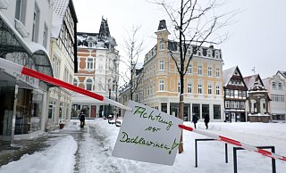 Mit Flatterband und einem Schild wurde bei Schnee am Neuen Markt in Herford vor Dachlawinen gewarnt. - Frank-Michael Kiel-Steinkamp,Frank-Michael Kiel-Steinkamp Mit Flatterband und einem Schild wurde bei Schnee am Neuen Markt in Herford vor Dachlawinen gewarnt. - Frank-Michael Kiel-Steinkamp,Frank-Michael Kiel-Steinkamp
