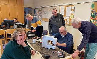Das Repair-Café in Schloß Neuhaus im Einsatz: Marie-Luise Tigges (v.l., freut sich über die Reparatur ihrer Nähmaschine), Dietmar Jakobsmeyer, Pfarrer Oliver Peters (stellt die Räumlichkeiten zur Verfügung), Helmut Kölling und Martin Beierle (Quartiersinitiative). - Quartiersinitiative Schloß Neuhaus Das Repair-Café in Schloß Neuhaus im Einsatz: Marie-Luise Tigges (v.l., freut sich über die Reparatur ihrer Nähmaschine), Dietmar Jakobsmeyer, Pfarrer Oliver Peters (stellt die Räumlichkeiten zur Verfügung), Helmut Kölling und Martin Beierle (Quartiersinitiative). - Quartiersinitiative Schloß Neuhaus