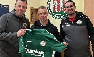 Stellen beim Bünder SV die Weichen für die nächste Saison: Der künftige Sportliche Leiter Sven Rottmann ( l.) und Vorstandsmitglied Manuel Pierri (r.) nehmen den neuen Trainer Philipp Willmann in die Mitte. - Florian Finke Stellen beim Bünder SV die Weichen für die nächste Saison: Der künftige Sportliche Leiter Sven Rottmann ( l.) und Vorstandsmitglied Manuel Pierri (r.) nehmen den neuen Trainer Philipp Willmann in die Mitte. - Florian Finke