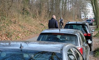 Wenn die Parkreihe voll ist, wird es zuweilen so eng auf dem Tegelweg, dass der Begegnungsverkehr auf den unbefestigten Randstreifen ausweichen muss. Dabei ist der Tegelweg eigentlich eine Fahrradstraße. - Hans-Hermann Igges Wenn die Parkreihe voll ist, wird es zuweilen so eng auf dem Tegelweg, dass der Begegnungsverkehr auf den unbefestigten Randstreifen ausweichen muss. Dabei ist der Tegelweg eigentlich eine Fahrradstraße. - Hans-Hermann Igges