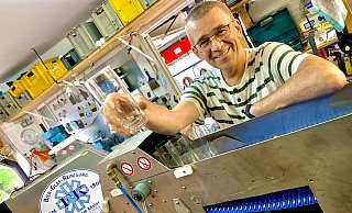 Friedhelm Kösters Bierglasreinigungsmaschine nimmt die Gläser auf einem Förderband an. Das Ergebnis kann sich sehen lassen. - Jens Reddeker Friedhelm Kösters Bierglasreinigungsmaschine nimmt die Gläser auf einem Förderband an. Das Ergebnis kann sich sehen lassen. - Jens Reddeker