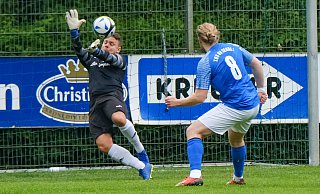 Sennes Simon Czernia scheitert hier an Ummelns Torhüter Marvin Schiller, traf aber dennoch zwei mal. - Andreas Zobe Sennes Simon Czernia scheitert hier an Ummelns Torhüter Marvin Schiller, traf aber dennoch zwei mal. - Andreas Zobe