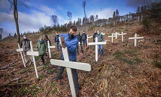 Waldsterben - mal anders sichtbar gemacht: An der Osningstraße trafen sich im März Schüler und Lehrer zur Mahn-Aktion. - Sarah Jonek Fotografie Waldsterben - mal anders sichtbar gemacht: An der Osningstraße trafen sich im März Schüler und Lehrer zur Mahn-Aktion. - Sarah Jonek Fotografie