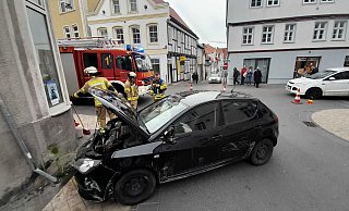 Der Kleinwagen ist an der Josef-Wirmer-Straße, Ecke Paderborner Tor, gegen eine Hauswand geprallt. - Simone Flörke Der Kleinwagen ist an der Josef-Wirmer-Straße, Ecke Paderborner Tor, gegen eine Hauswand geprallt. - Simone Flörke