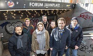 Vertreterinnen und Vertretern von SPD, Jusos, Falken, offener Jugendarbeit und Jugendkulturring sprechen mit Kevin Kühnert (2. v.r.) über ihre Pläne für einen Jugendort unterm Jahnplatz. - Jörg Dieckmann Vertreterinnen und Vertretern von SPD, Jusos, Falken, offener Jugendarbeit und Jugendkulturring sprechen mit Kevin Kühnert (2. v.r.) über ihre Pläne für einen Jugendort unterm Jahnplatz. - Jörg Dieckmann