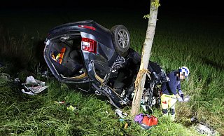 Das Auto kommt neben der B64 auf dem Dach zu liegen. Der Mann aus Paderborn erliegt kurz darauf seinen Verletzungen. - Feuerwehr Das Auto kommt neben der B64 auf dem Dach zu liegen. Der Mann aus Paderborn erliegt kurz darauf seinen Verletzungen. - Feuerwehr
