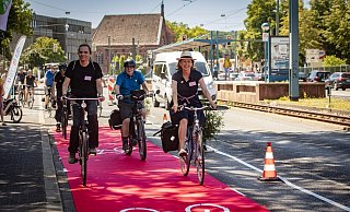 Die Initiative Radentscheid rollte 2019 auf der Artur-Ladebeck-Straße symbolisch den roten Teppich aus für einen geschützten Radweg. - Mike-Dennis Mueller Die Initiative Radentscheid rollte 2019 auf der Artur-Ladebeck-Straße symbolisch den roten Teppich aus für einen geschützten Radweg. - Mike-Dennis Mueller
