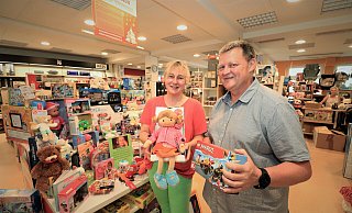 Der Gabentisch steht: Susanne Saage startet im Geschäft von Dietmar Larusch die Aktion „Löwenmama“. Ein Bild ihres Sohnes steht in der Mitte des Tisches. - David Schellenberg Der Gabentisch steht: Susanne Saage startet im Geschäft von Dietmar Larusch die Aktion „Löwenmama“. Ein Bild ihres Sohnes steht in der Mitte des Tisches. - David Schellenberg