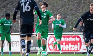 Debütant: Der junge Ansgar Kuhlmann (Mitte) absolvierte sein ersten Spiel von Beginn an im Seniorenbereich und bereitete das Tor zum 1:1 für seinen SV Rödinghausen II gegen den SC Verl II vor. - Joel Beinke Debütant: Der junge Ansgar Kuhlmann (Mitte) absolvierte sein ersten Spiel von Beginn an im Seniorenbereich und bereitete das Tor zum 1:1 für seinen SV Rödinghausen II gegen den SC Verl II vor. - Joel Beinke