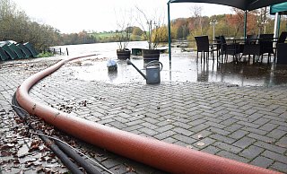 Mit einem Spezialschlauch wurde Wasser aus dem Hücker Moor über eine Leitung von zwei Kilometern direkt in die Else abgeleitet. - Mareike Patock Mit einem Spezialschlauch wurde Wasser aus dem Hücker Moor über eine Leitung von zwei Kilometern direkt in die Else abgeleitet. - Mareike Patock