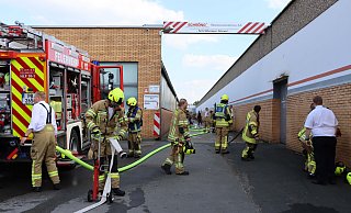 Rund 70 Einsatzkräfte rückten an Christi Himmelfahrt zu einem Brand im Versandlager des Delbrücker Polstermöbelherstellers aus. - Feuerwehr Delbrück Rund 70 Einsatzkräfte rückten an Christi Himmelfahrt zu einem Brand im Versandlager des Delbrücker Polstermöbelherstellers aus. - Feuerwehr Delbrück