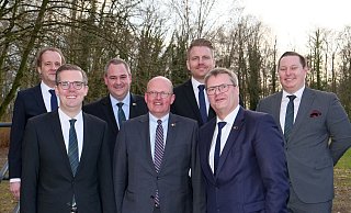 Die Bataillonsspitze der Paderborner Schützen nach den Bataillonswahlen auf dem Paderborner Schützenplatz (hinten, v. l.): Presseoffizier Pascal Döpker, Adjutant Christian Nolden, Vize-Rendant Frederik Driller und Bataillonsjungschützenmeister Marius Waßmuth, (vorn, v. l.) Rendant Frank Langenhorst, Oberst Thomas Spieker, Oberstleutnant Bernd Zengerling. - Ralph Meyer Die Bataillonsspitze der Paderborner Schützen nach den Bataillonswahlen auf dem Paderborner Schützenplatz (hinten, v. l.): Presseoffizier Pascal Döpker, Adjutant Christian Nolden, Vize-Rendant Frederik Driller und Bataillonsjungschützenmeister Marius Waßmuth, (vorn, v. l.) Rendant Frank Langenhorst, Oberst Thomas Spieker, Oberstleutnant Bernd Zengerling. - Ralph Meyer