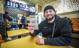 Yassine Serroukh freut sich über die gehaltvollen French Tacos, die in seinem besonders gestaltetem Imbiss serviert. - Sarah Jonek Yassine Serroukh freut sich über die gehaltvollen French Tacos, die in seinem besonders gestaltetem Imbiss serviert. - Sarah Jonek