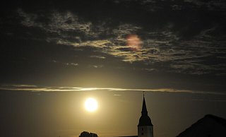 Ist abends die Straßenbeleuchtung ausgefallen, sorgt nur der Vollmond für etwas Licht in Levern - wenn es denn gerade Vollmond-Zeit ist. - Joern Spreen-Ledebur Ist abends die Straßenbeleuchtung ausgefallen, sorgt nur der Vollmond für etwas Licht in Levern - wenn es denn gerade Vollmond-Zeit ist. - Joern Spreen-Ledebur