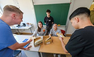 Ah, so geht's: Erstwähler Anthony (16, l.) und Bora (16, r.) holen sich von Paula und Soziala (hinten, v.l.) ihre Briefwahlunterlagen ab und lassen sich erklären, was zu beachten ist. Massimo Hebestadt (hinten Mitte), Azubi zum Verwaltungswirt bei der Stadt, unterstützt die Schüler bei der Durchführung der Wahl in der Luisenschule. - Andreas Zobe Ah, so geht's: Erstwähler Anthony (16, l.) und Bora (16, r.) holen sich von Paula und Soziala (hinten, v.l.) ihre Briefwahlunterlagen ab und lassen sich erklären, was zu beachten ist. Massimo Hebestadt (hinten Mitte), Azubi zum Verwaltungswirt bei der Stadt, unterstützt die Schüler bei der Durchführung der Wahl in der Luisenschule. - Andreas Zobe