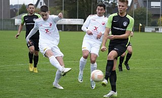 Wenn der VfL Theesen, hier mit Paul Henning, schießt, nimmt sich nicht nur Mitspieler Alessio Giorgio in Acht, sondern auch der Gegner. - Peter Unger Wenn der VfL Theesen, hier mit Paul Henning, schießt, nimmt sich nicht nur Mitspieler Alessio Giorgio in Acht, sondern auch der Gegner. - Peter Unger