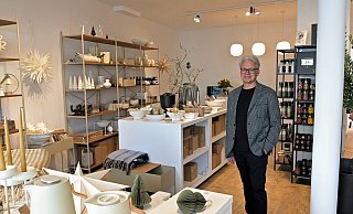 Rheda-Wiedenbrück: Volker Lux eröffnete bereits vor einem Jahr sein Geschäft mit skandinavischen Wohndesign in der Langen Straße. Nun ist er in die ehemalige Buchhandlung Rulf in die Marienstraße 16 umgezogen. - Waltraud Leskovsek Rheda-Wiedenbrück: Volker Lux eröffnete bereits vor einem Jahr sein Geschäft mit skandinavischen Wohndesign in der Langen Straße. Nun ist er in die ehemalige Buchhandlung Rulf in die Marienstraße 16 umgezogen. - Waltraud Leskovsek