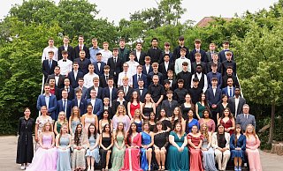98 Schülerinnen und Schüler sind feierlich an der Ernst-Barlach-Schule verabschiedet worden. - Foto Pescht 98 Schülerinnen und Schüler sind feierlich an der Ernst-Barlach-Schule verabschiedet worden. - Foto Pescht